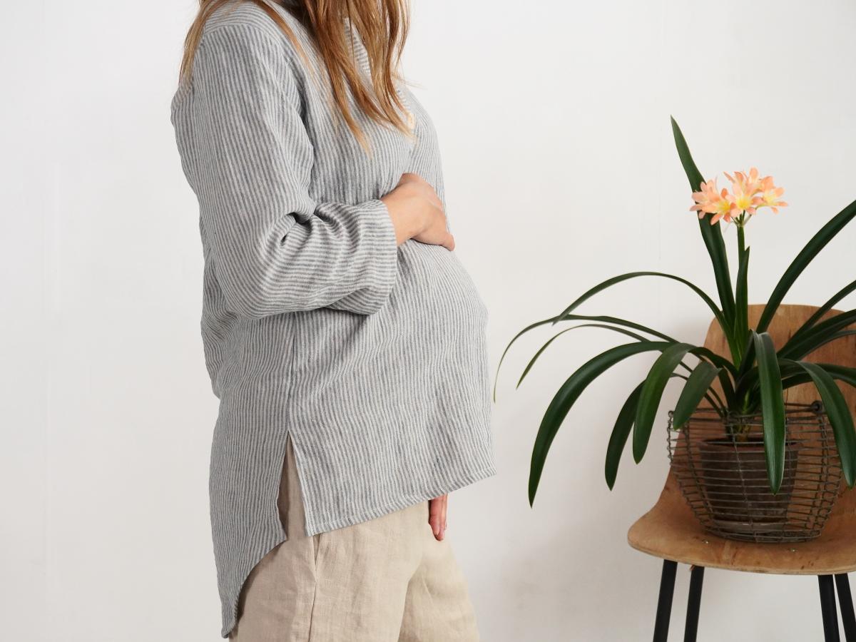 Blouse de grossesse et d’allaitement en lin boutonnée à dos allongé DARYA