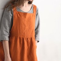 Tablier en lin à dos croisé et jupe à volants