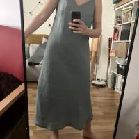 Photo de Robe longue en lin à dos en V YAMUNA partagée par Kerija
