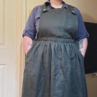 Photo de Robe salopette midi en lin à dos croisé LOMAMI partagée par Kris