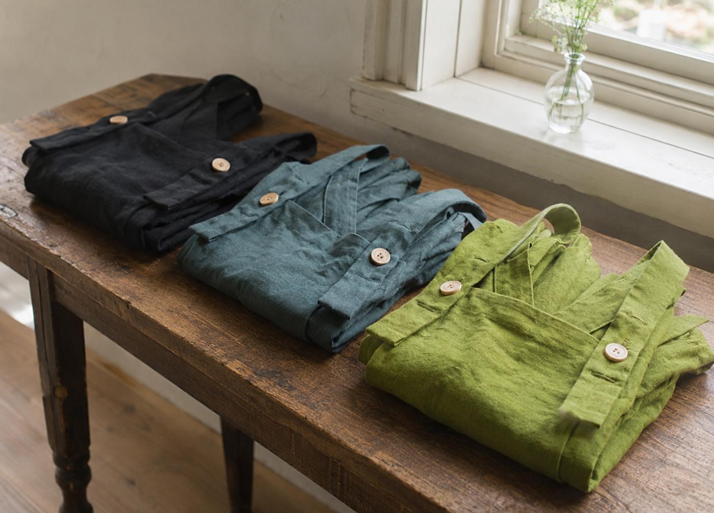 Vêtements en lin lavé doux, pliés à la lumière naturelle du jour
